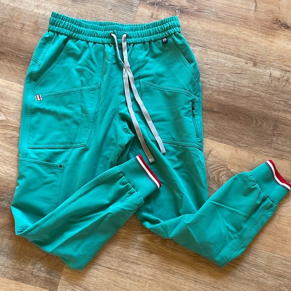 Mediclo Scrub Set - Picture 2 of 3